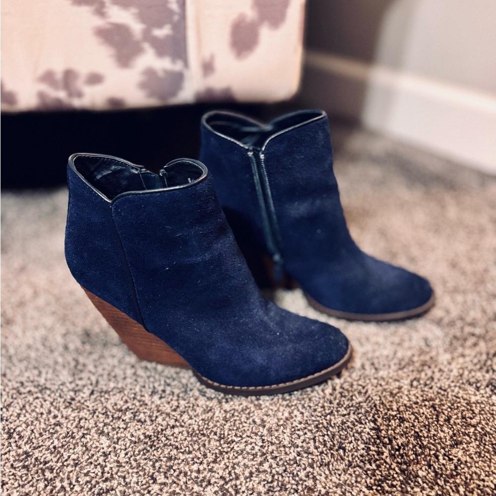 Very volatile navy boots